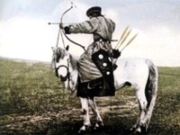 Buryat in Tracht auf Zuchthengst